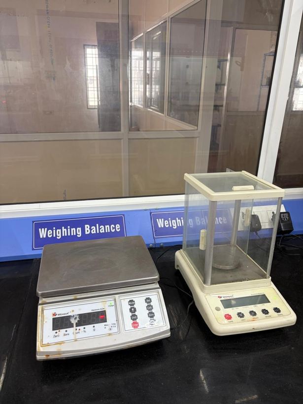 Top-pan and analytical weighing balances in the weighing area