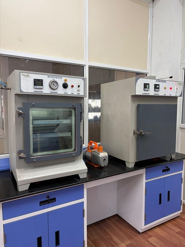 Vacuum drying oven and hot air oven with vacuum pump