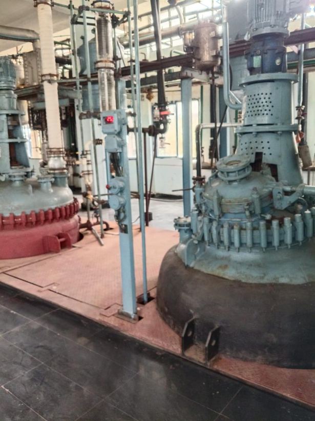 Glass-lined reactor with agitator drive in the production bay