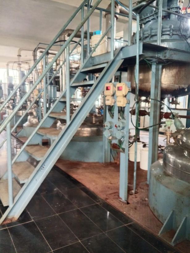 Reactor bay with access stairs and platform