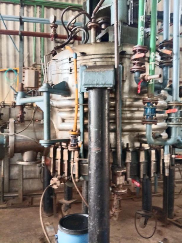 Large reactor with jacketed service pipework and instrumentation