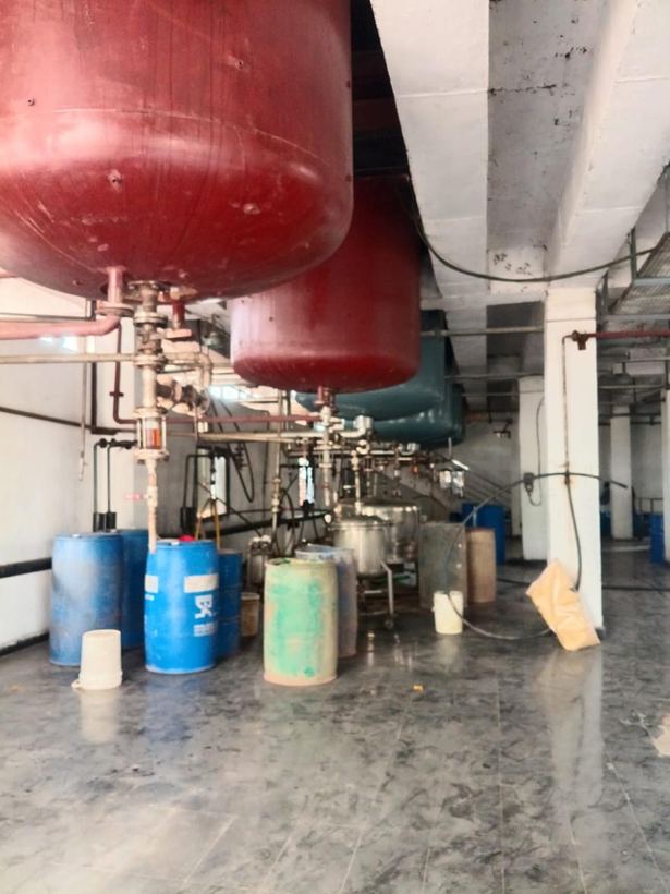 Overhead receiver vessels above solvent drum storage